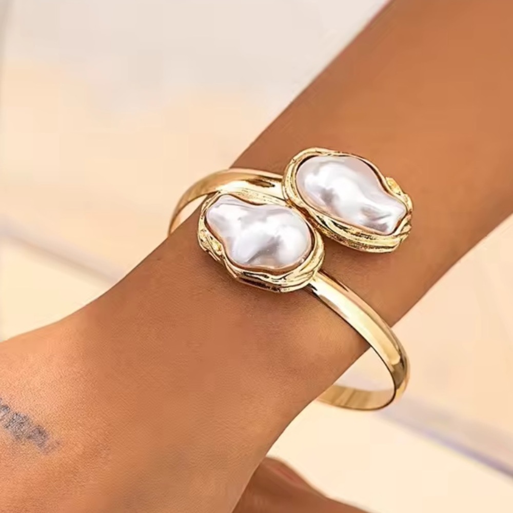 New! Zara unique Gold and White Pearl Bracelet